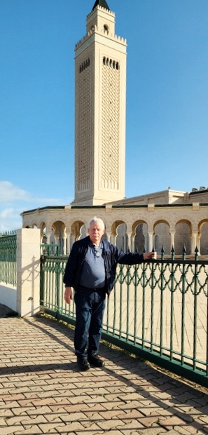 Andy with the Anas Ibn Malek Mosque in the background.